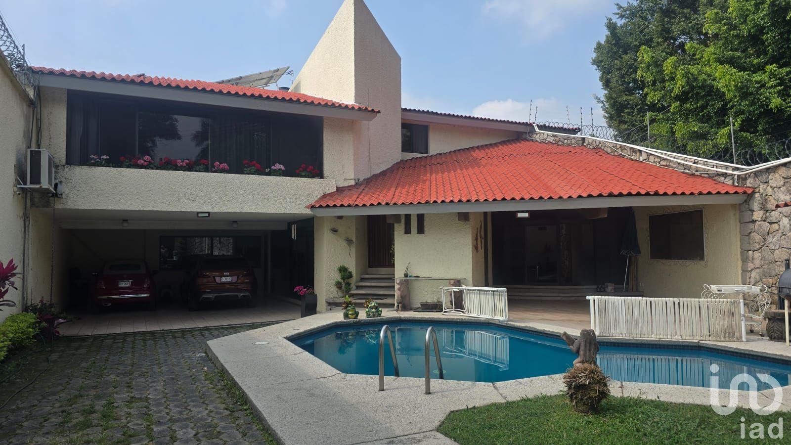 COLONIA  MARAVILLAS, CON UN ESTILO CUERNAVACA MODERNO SE VENDE CASA…