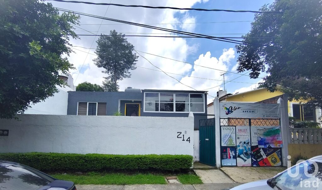 Casa Remodelada de Lujo + 2 Locales Comerciales en Bosques del Lago