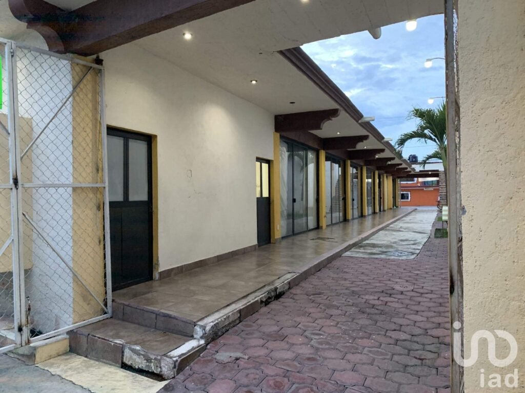 Plaza Comercial en Renta completa o por local, en Miacatlán Centro, Morelos - 300 m² Disponibles