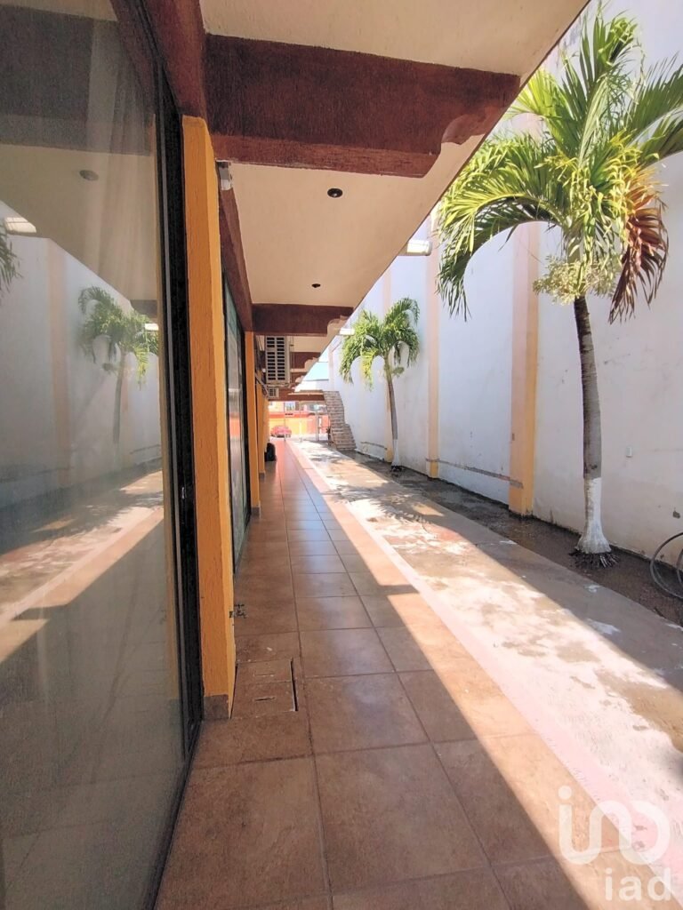 Plaza Comercial en Renta completa o por local, en Miacatlán Centro, Morelos - 300 m² Disponibles