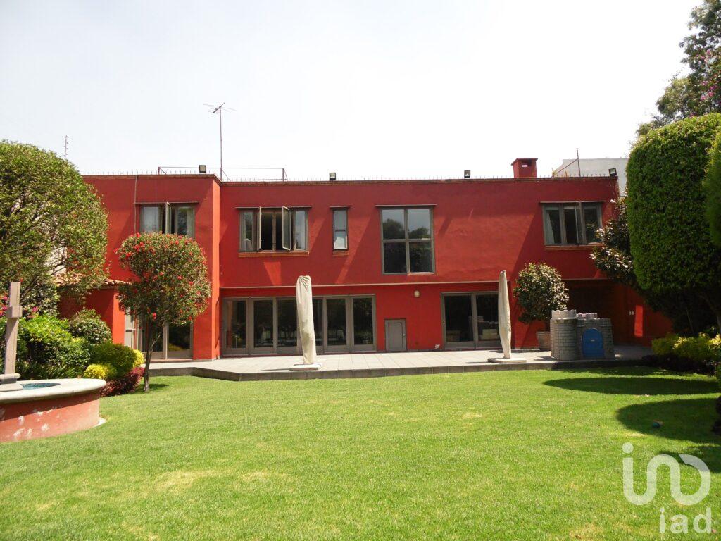 Vive la magia de Coyoacán en esta casa con gran jardín