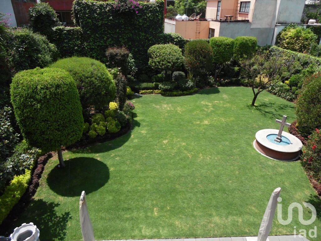 Vive la magia de Coyoacán en esta casa con gran jardín