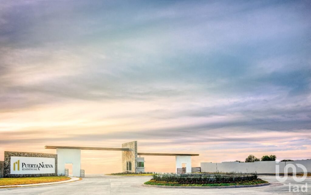 eje juan pablo II, puerta nueva venta de terreno residencial con alberca y terraza