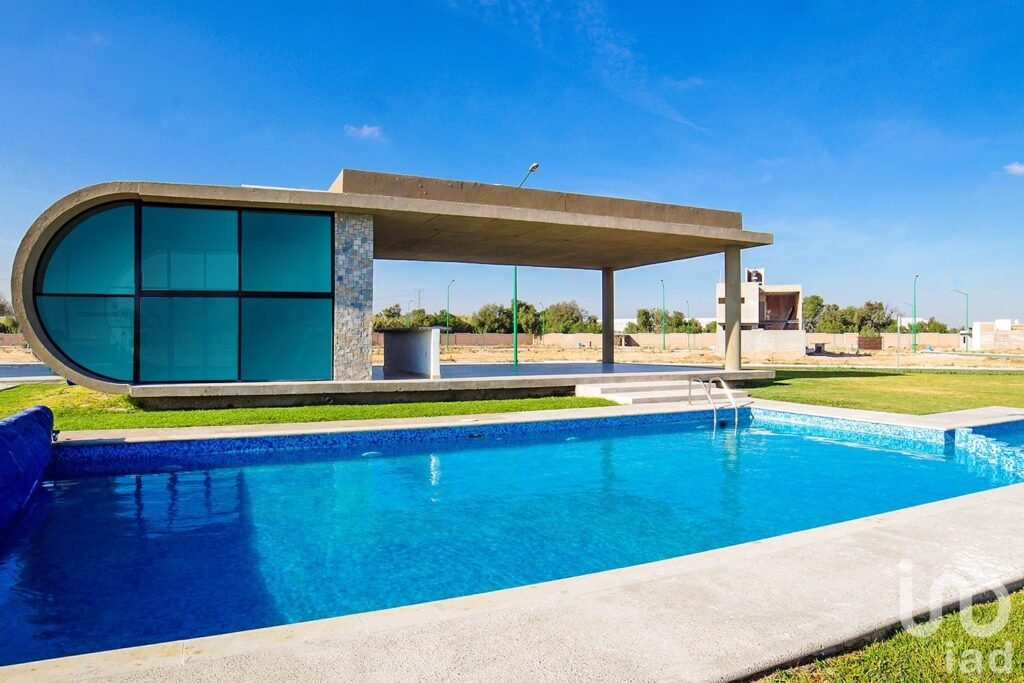 eje juan pablo II, puerta nueva venta de terreno residencial con alberca y terraza