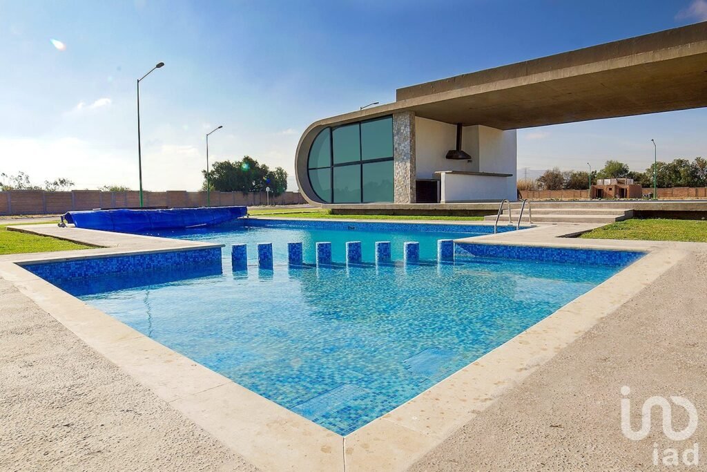 eje juan pablo II, puerta nueva venta de terreno residencial con alberca y terraza