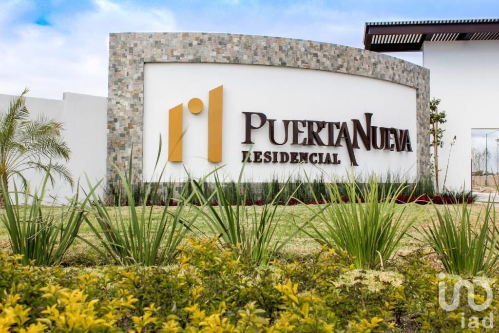 eje juan pablo II, puerta nueva venta de terreno residencial con alberca y terraza
