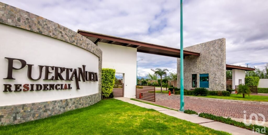 eje juan pablo II, puerta nueva venta de terreno residencial con alberca y terraza