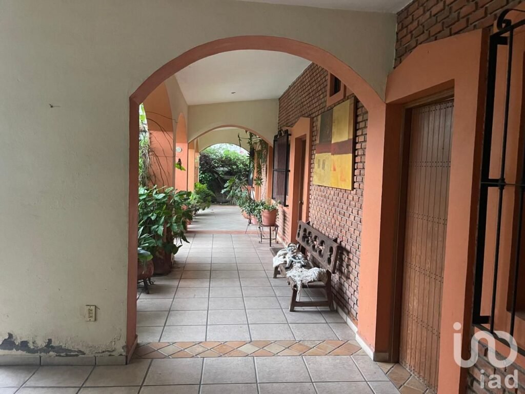 CASA EN VENTA  5 HABITACIONES, CORREDORES Y ALBERCA,  FRACCIOMIENTO ARBOLEDAS, COLIMA