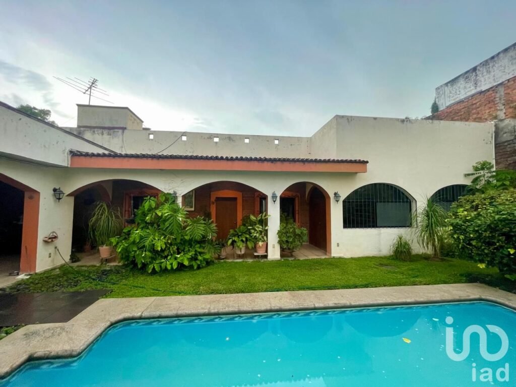 CASA EN VENTA  5 HABITACIONES, CORREDORES Y ALBERCA,  FRACCIOMIENTO ARBOLEDAS, COLIMA