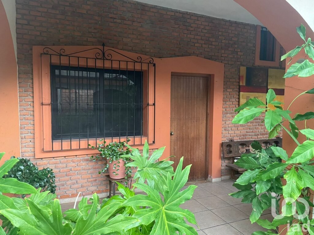 CASA EN VENTA  5 HABITACIONES, CORREDORES Y ALBERCA,  FRACCIOMIENTO ARBOLEDAS, COLIMA