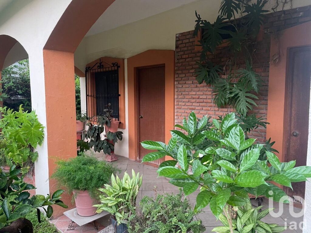 CASA EN VENTA  5 HABITACIONES, CORREDORES Y ALBERCA,  FRACCIOMIENTO ARBOLEDAS, COLIMA