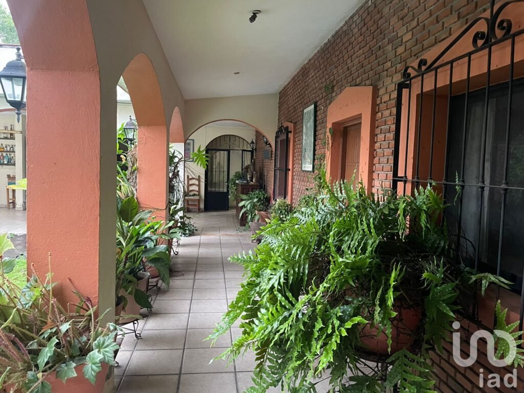 CASA EN VENTA  5 HABITACIONES, CORREDORES Y ALBERCA,  FRACCIOMIENTO ARBOLEDAS, COLIMA