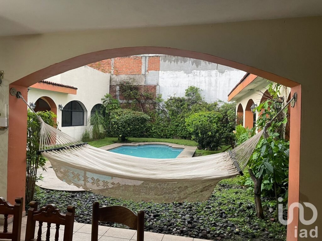 CASA EN VENTA  5 HABITACIONES, CORREDORES Y ALBERCA,  FRACCIOMIENTO ARBOLEDAS, COLIMA