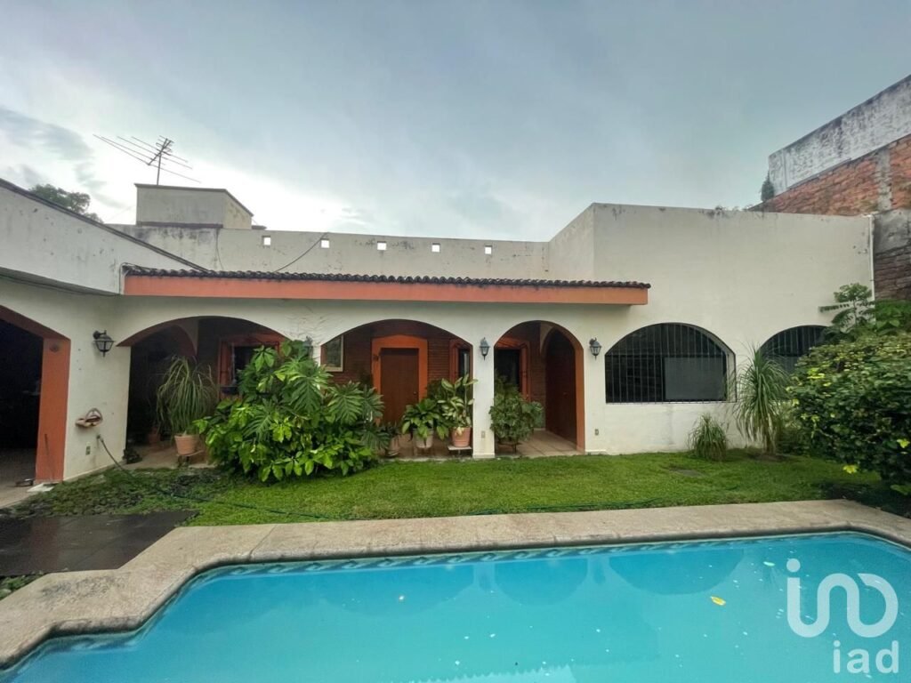 CASA EN VENTA  5 HABITACIONES, CORREDORES Y ALBERCA,  FRACCIOMIENTO ARBOLEDAS, COLIMA