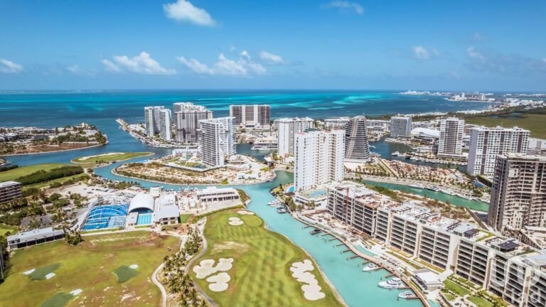 DEPARTAMENTO BOUTIQUE CON VISTA AL MAR, PUERTO CANCÚN, QUINTANA ROO.