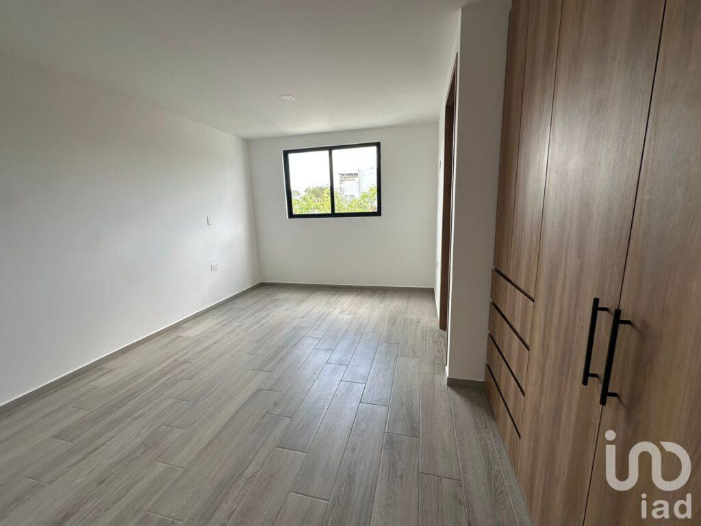 Casa Nueva en Lomas de Angelópolis: 330m², 4 Recámaras y Roof Garden en Parque Nayarit