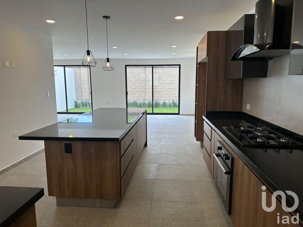 Casa Nueva en Lomas de Angelópolis: 330m², 4 Recámaras y Roof Garden en Parque Nayarit