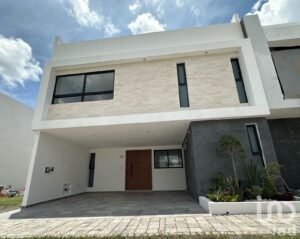 Casa Nueva en Lomas de Angelópolis: 330m², 4 Recámaras y Roof Garden en Parque Nayarit Casa Nueva en Lomas de Angelópolis: 330m², 4 Recámaras y Roof Garden en Parque Nayarit