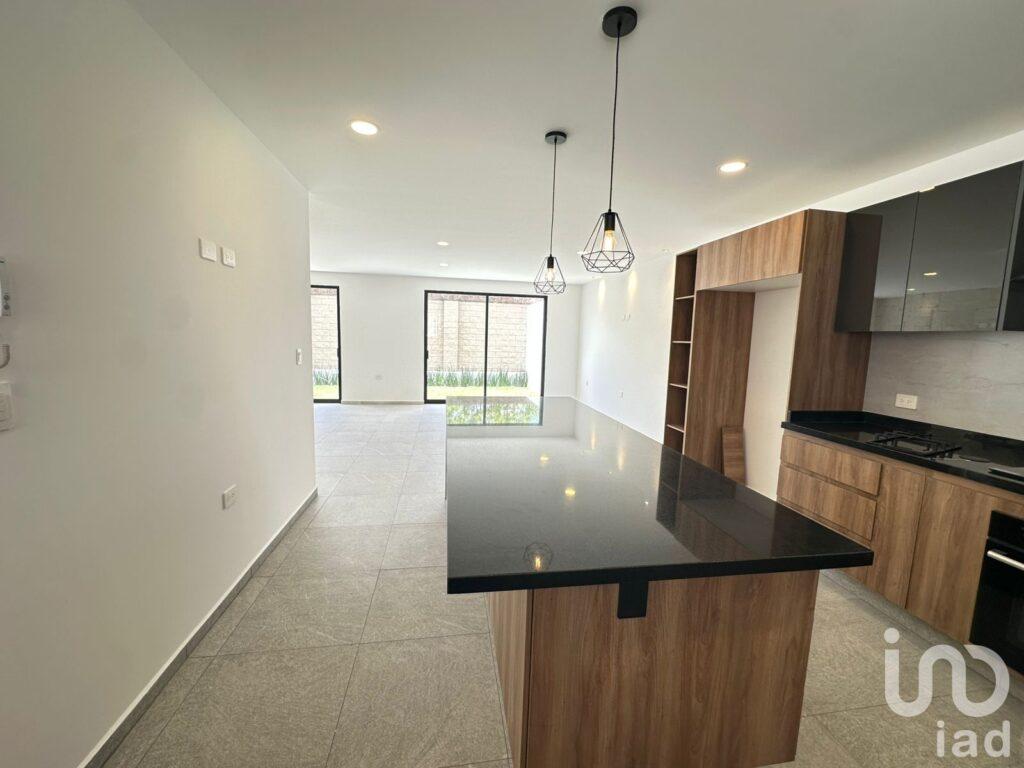 Casa Nueva en Lomas de Angelópolis: 330m², 4 Recámaras y Roof Garden en Parque Nayarit