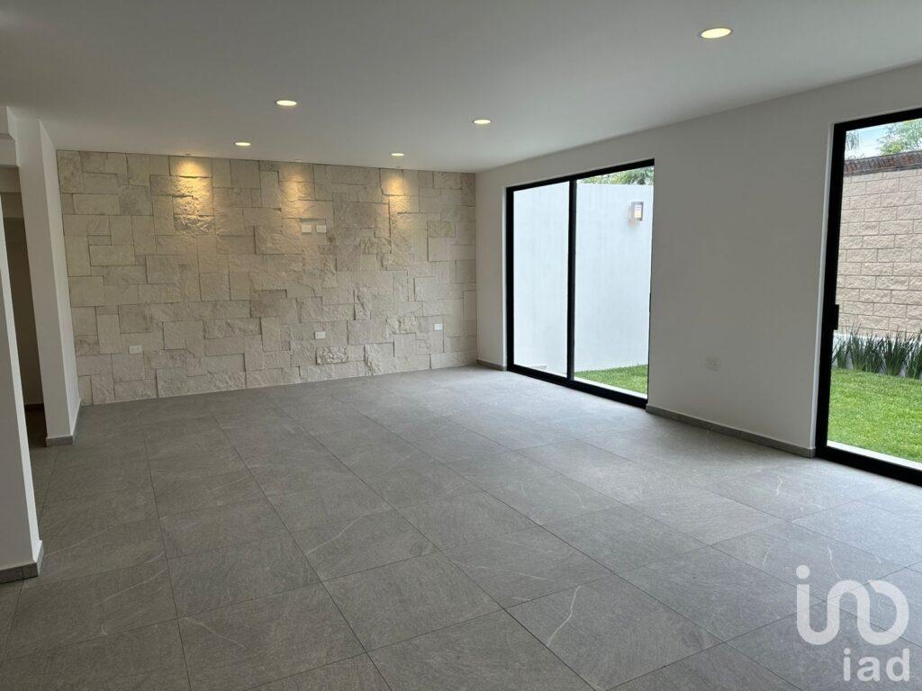 Casa Nueva en Lomas de Angelópolis: 330m², 4 Recámaras y Roof Garden en Parque Nayarit