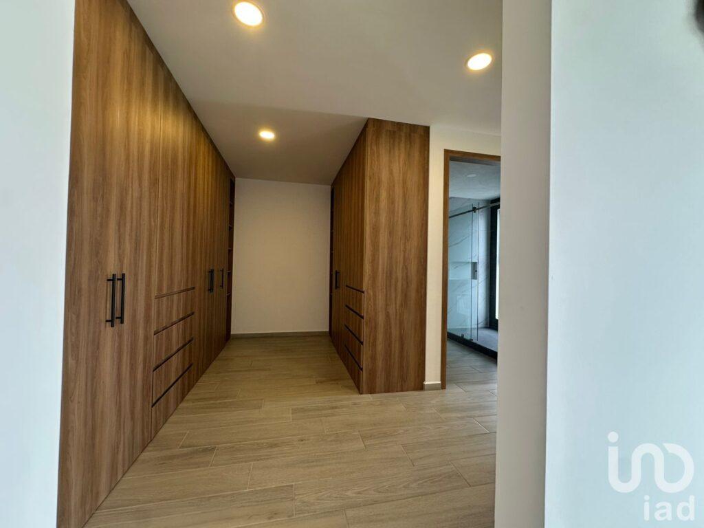 Casa Nueva en Lomas de Angelópolis: 330m², 4 Recámaras y Roof Garden en Parque Nayarit