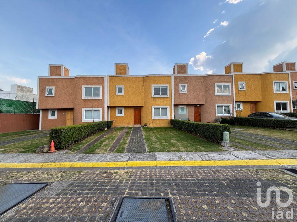 Casa en venta 2a cerrada de Abasolo, Cuajimalpa. (Cerrada de 9 casas con portón eléctrico y patio)
