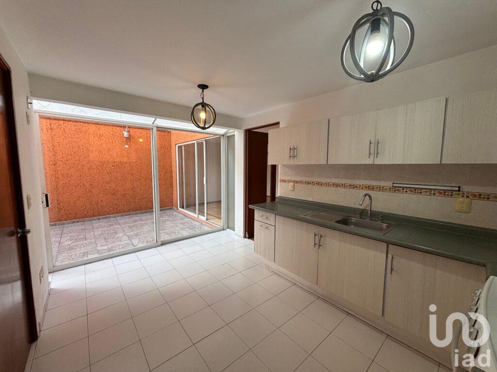 Casa en venta 2a cerrada de Abasolo, Cuajimalpa. (Cerrada de 9 casas con portón eléctrico y patio)