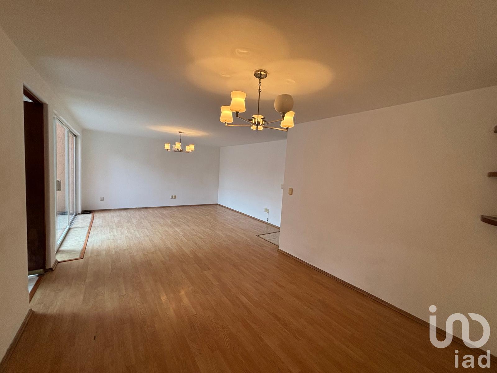 Casa en venta 2a cerrada de Abasolo, Cuajimalpa. (Cerrada de 9 casas con portón eléctrico y patio)