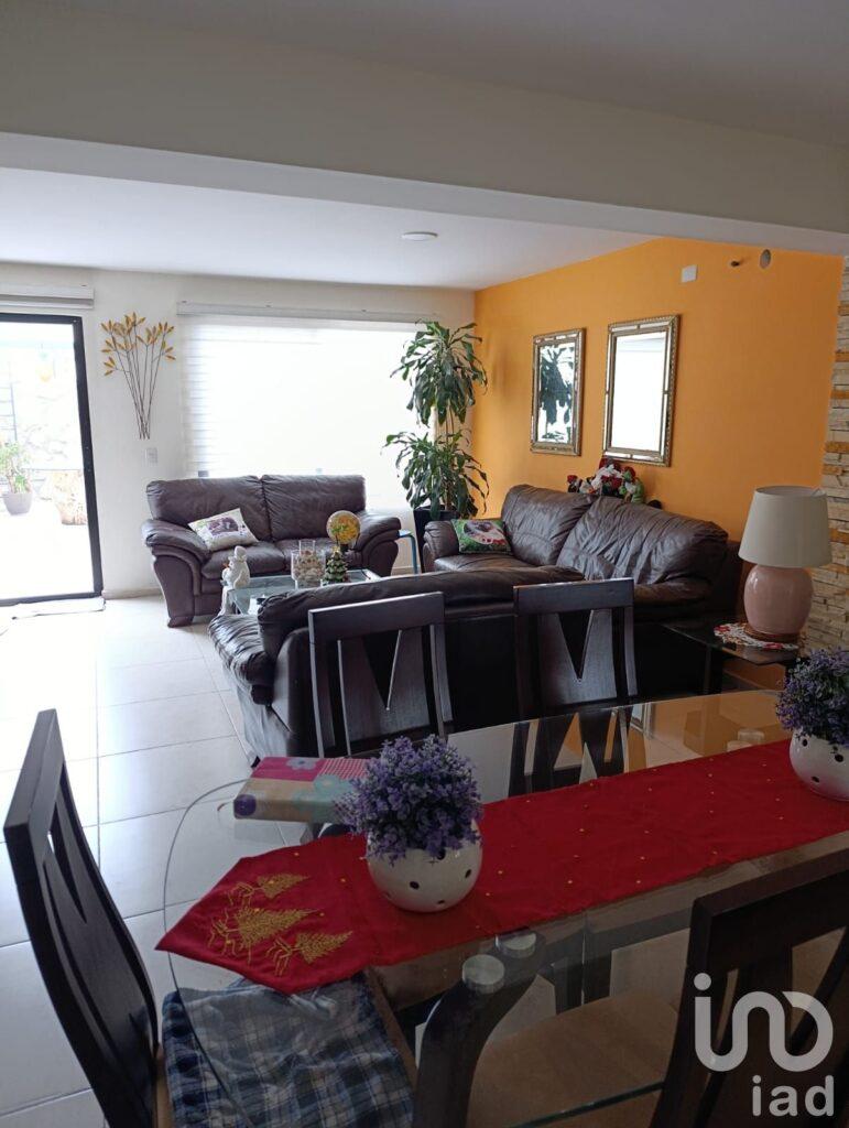 CASA EN VENTA EN ZIBATA CON TERRENO EXCEDENTE