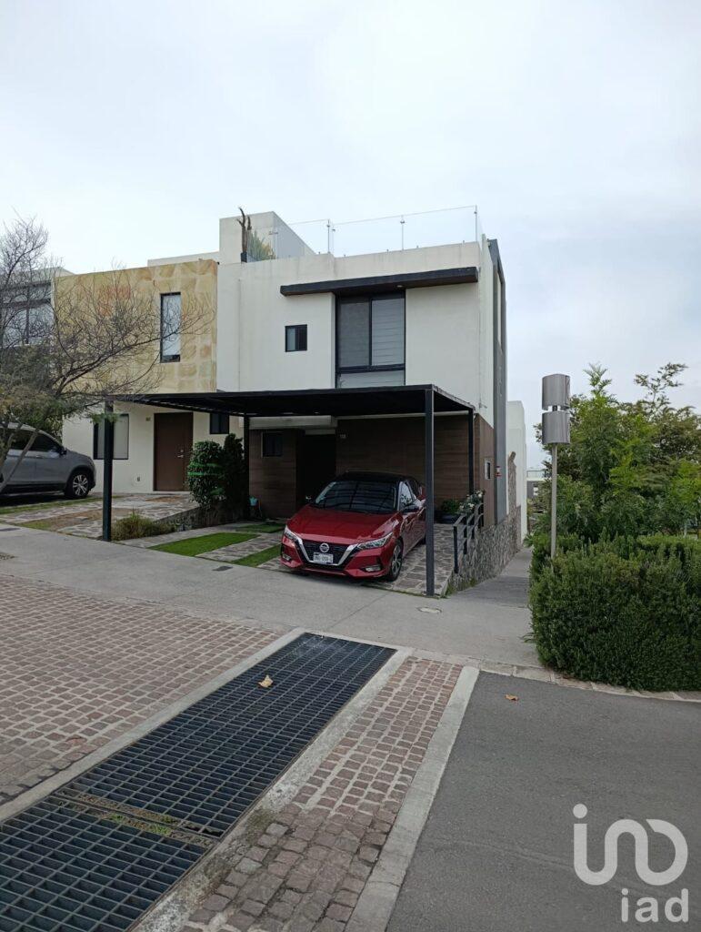 CASA EN VENTA EN ZIBATA CON TERRENO EXCEDENTE