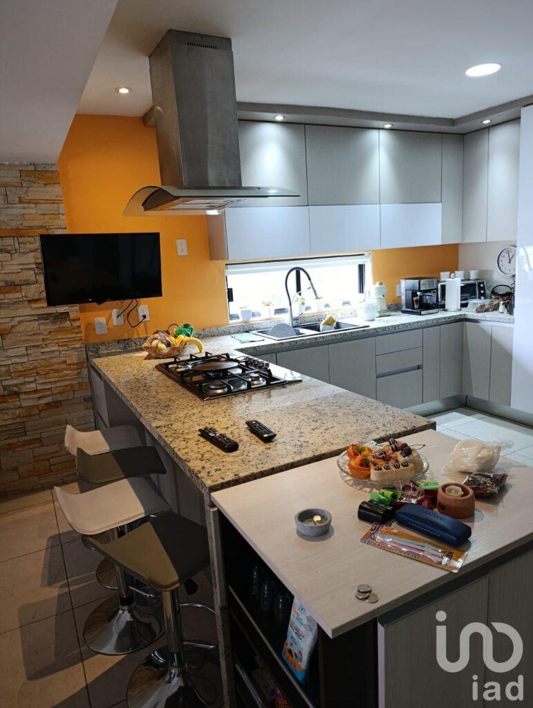 CASA EN VENTA EN ZIBATA CON TERRENO EXCEDENTE