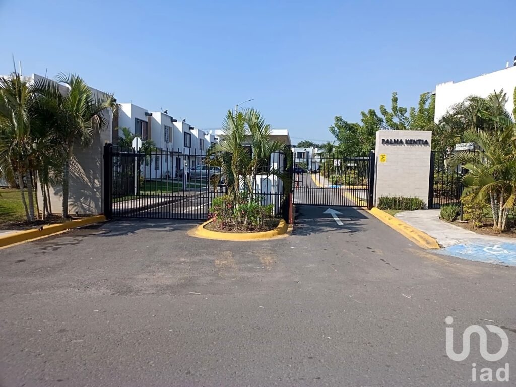 Casa en venta con alberca Paseo de las Palmas 2 - 91692