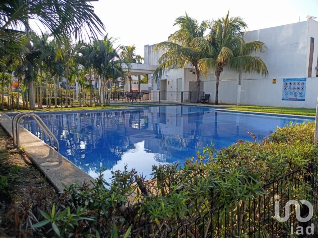Casa en venta con alberca Paseo de las Palmas 2 - 91692