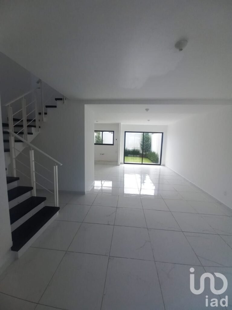 CASA EN VENTA ,UBICADA DENTRO DE RECIDENCIAL, A 15 MINUTOS DE SANTA FE.