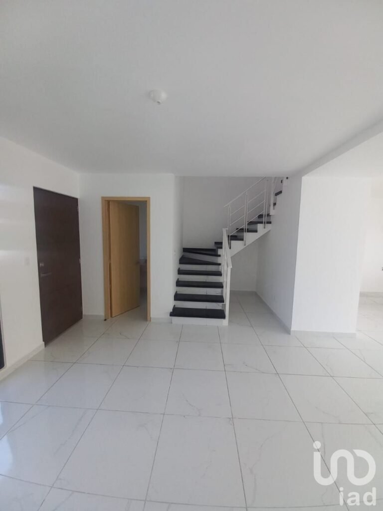 CASA EN VENTA ,UBICADA DENTRO DE RECIDENCIAL, A 15 MINUTOS DE SANTA FE.