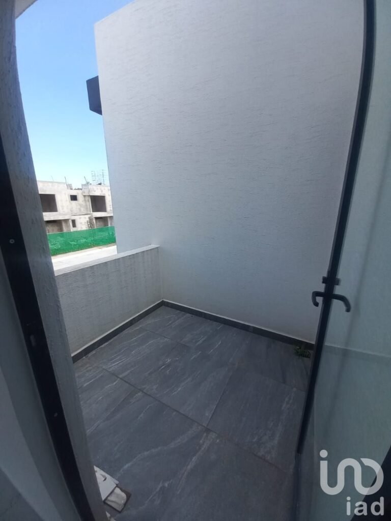 CASA EN VENTA ,UBICADA DENTRO DE RECIDENCIAL, A 15 MINUTOS DE SANTA FE.