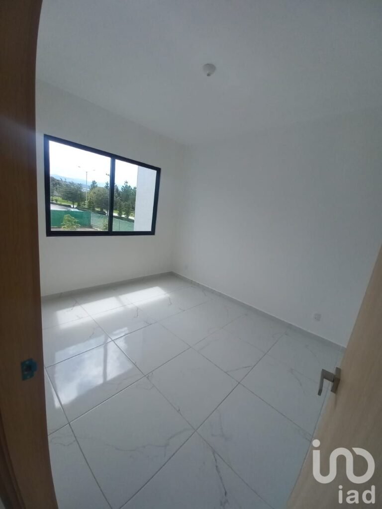 CASA EN VENTA ,UBICADA DENTRO DE RECIDENCIAL, A 15 MINUTOS DE SANTA FE.