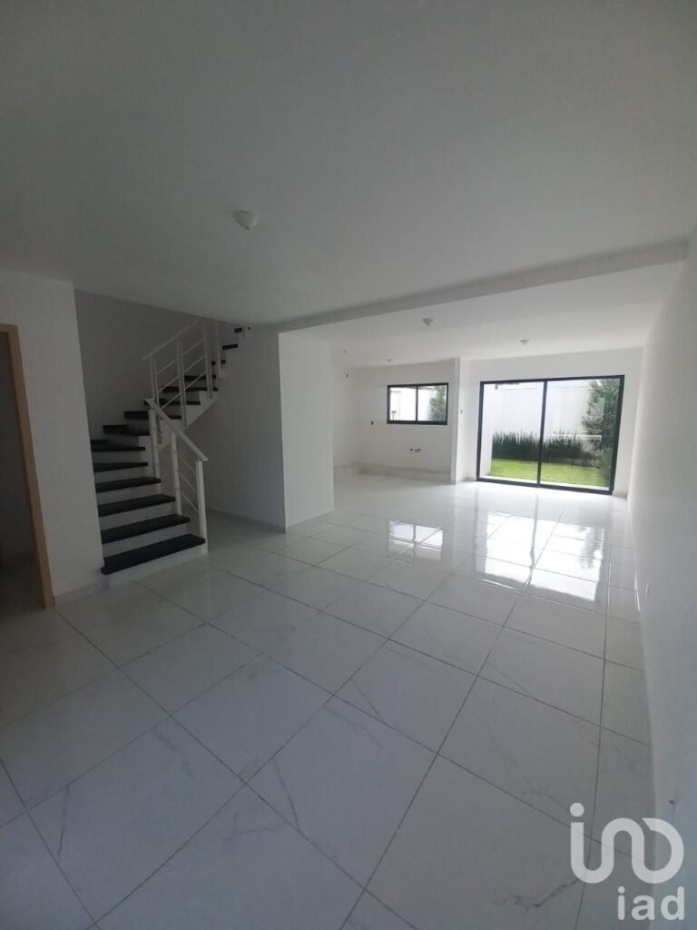 CASA EN VENTA ,UBICADA DENTRO DE RECIDENCIAL, A 15 MINUTOS DE SANTA FE.