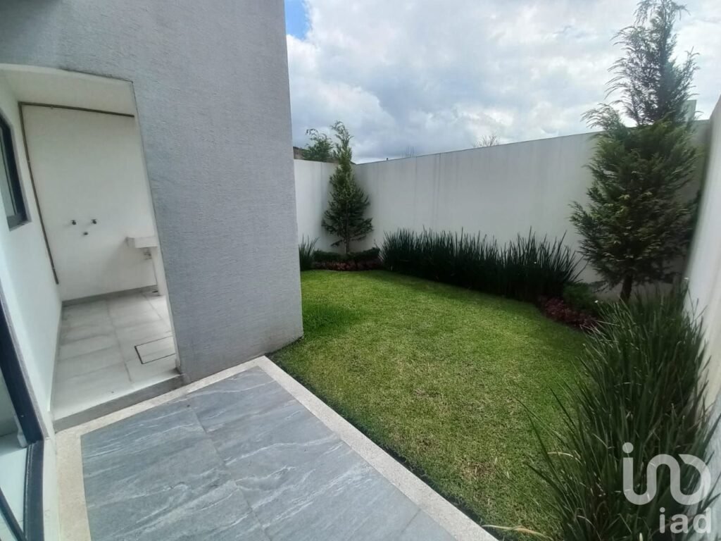 CASA EN VENTA ,UBICADA DENTRO DE RECIDENCIAL, A 15 MINUTOS DE SANTA FE.