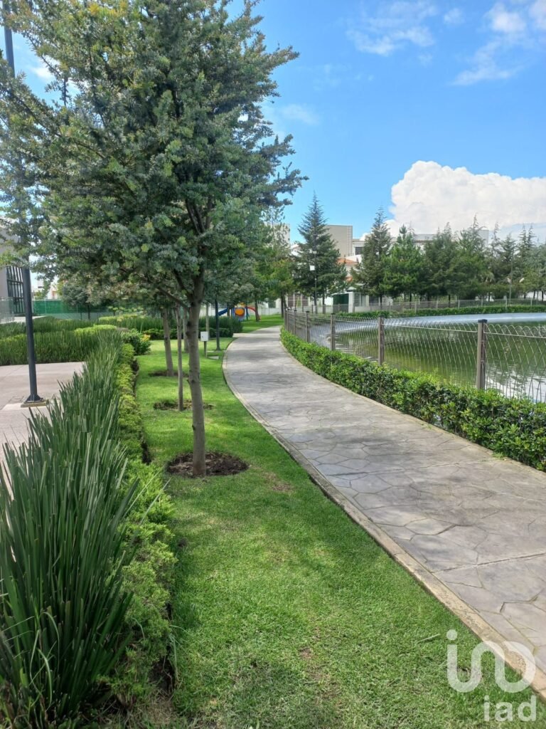 CASA EN VENTA ,UBICADA DENTRO DE RECIDENCIAL, A 15 MINUTOS DE SANTA FE.