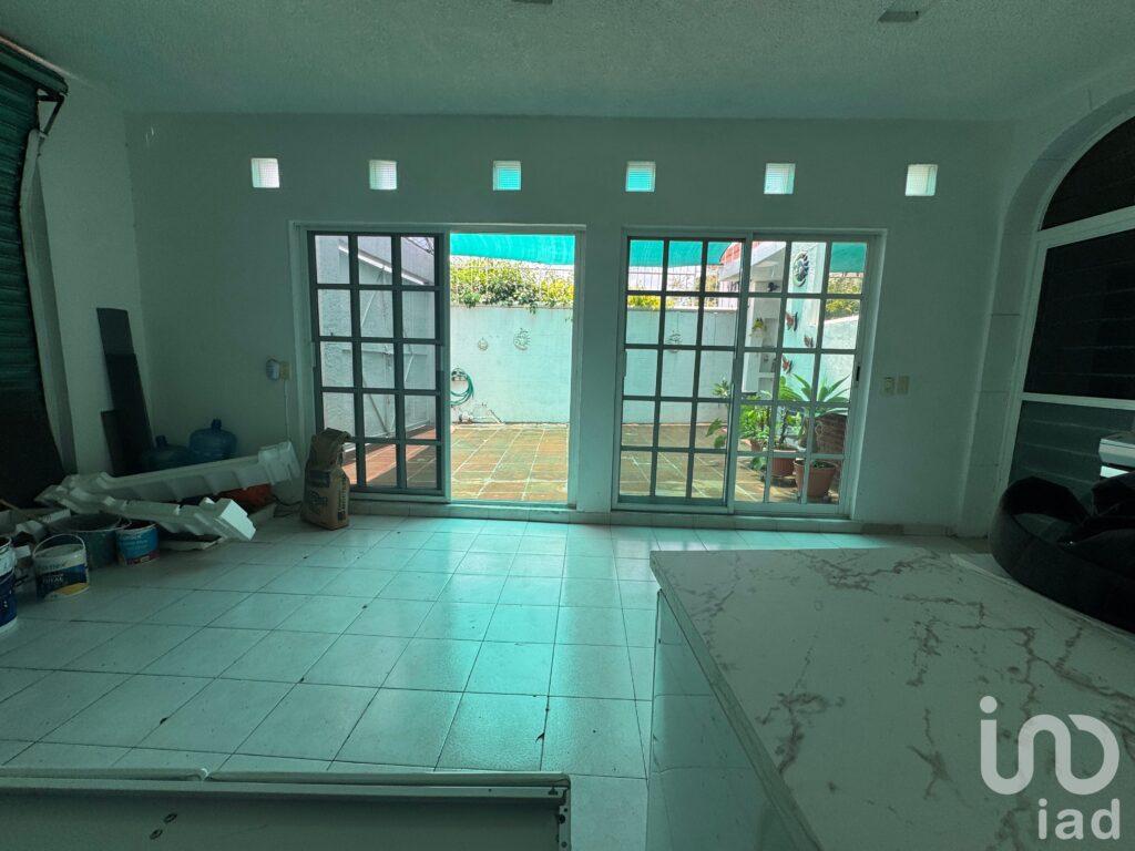 Casa en Venta con excelente ubicación, en Cuernavaca. A 2 minutos de Galerías y Averanda.