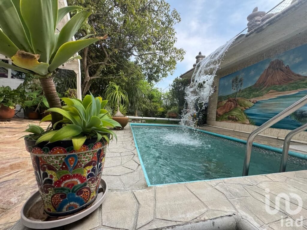 Casa en VENTA en Tepoztlán, Morelos. Con alberca y hermoso jardín con frutales.