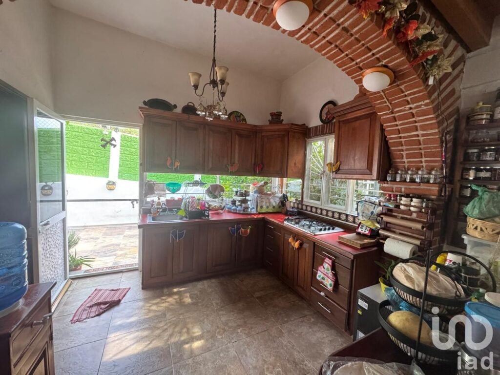 Casa en VENTA en Tepoztlán, Morelos. Con alberca y hermoso jardín con frutales.
