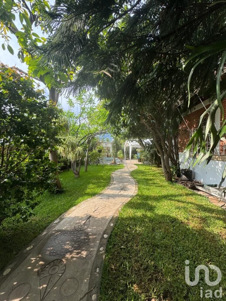 Casa en VENTA en Tepoztlán, Morelos. Con alberca y hermoso jardín con frutales.