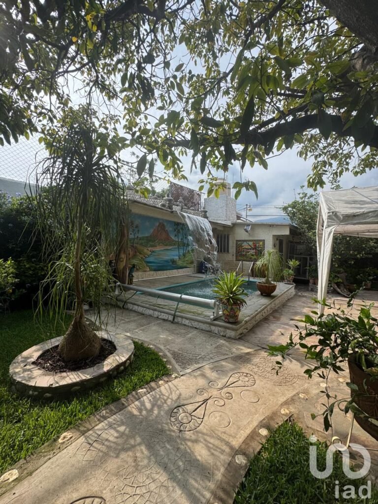 Casa en VENTA en Tepoztlán, Morelos. Con alberca y hermoso jardín con frutales.