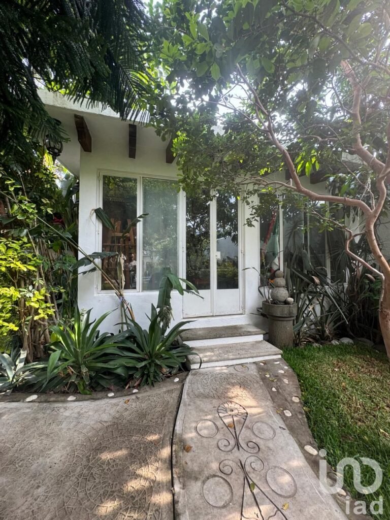 Casa en VENTA en Tepoztlán, Morelos. Con alberca y hermoso jardín con frutales.