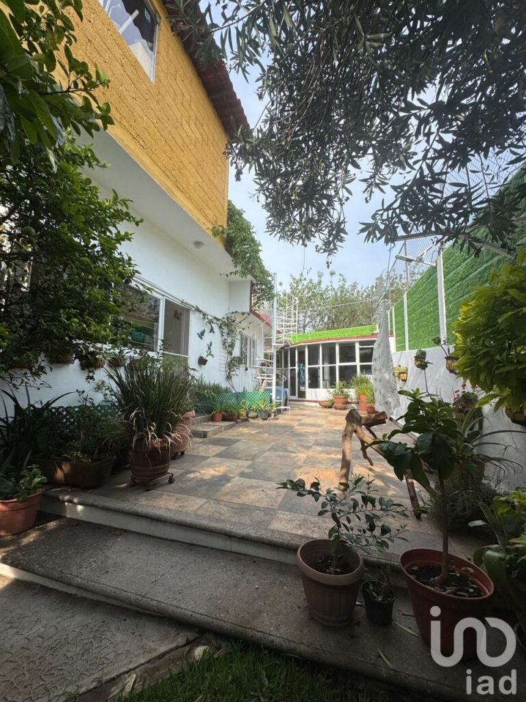 Casa en VENTA en Tepoztlán, Morelos. Con alberca y hermoso jardín con frutales.
