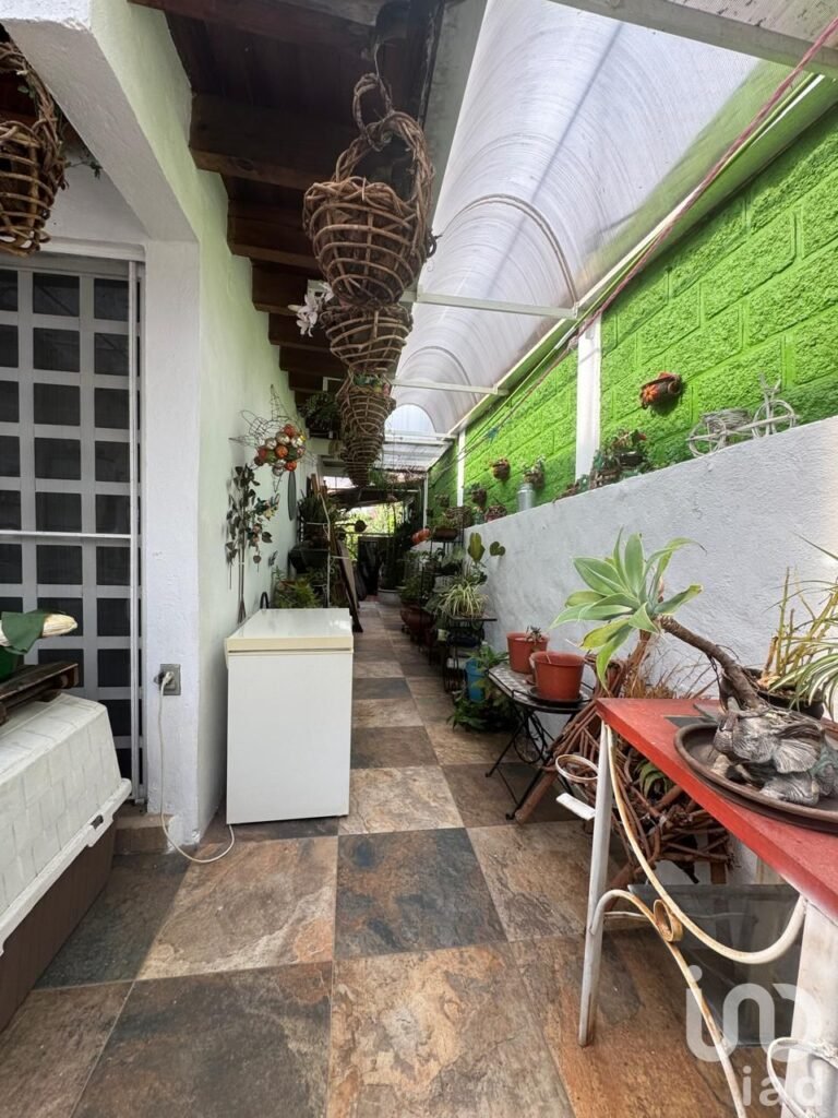 Casa en VENTA en Tepoztlán, Morelos. Con alberca y hermoso jardín con frutales.