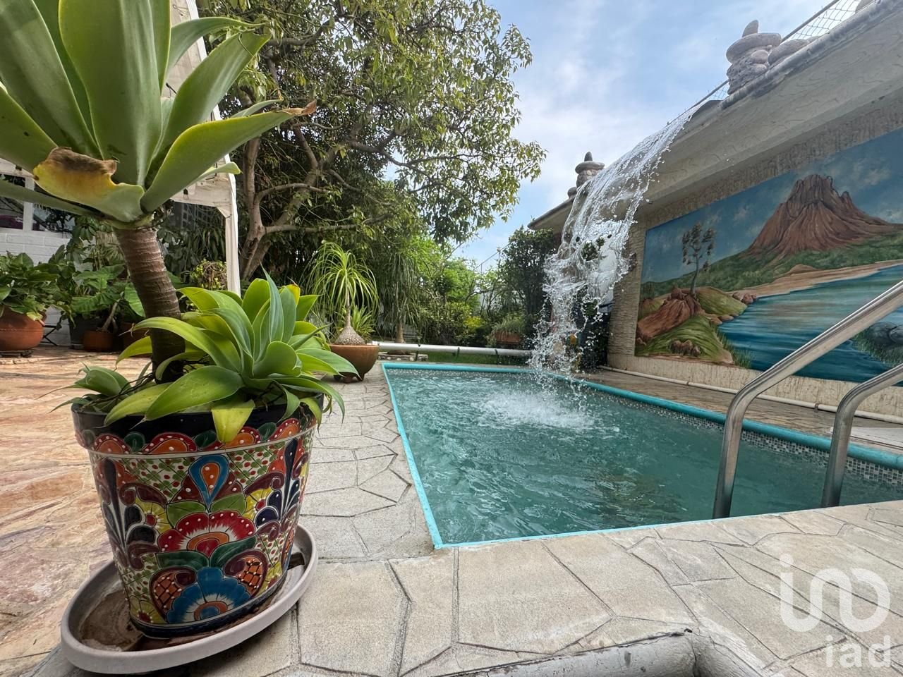 Casa en VENTA en Tepoztlán, Morelos. Con alberca y hermoso jardín con frutales.