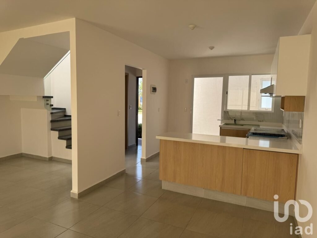 CASA EN VENTA, NUEVA , UBICADA MUY CERCA A LA ESTACION DEL TREN. EN ZINACANTEPEC.